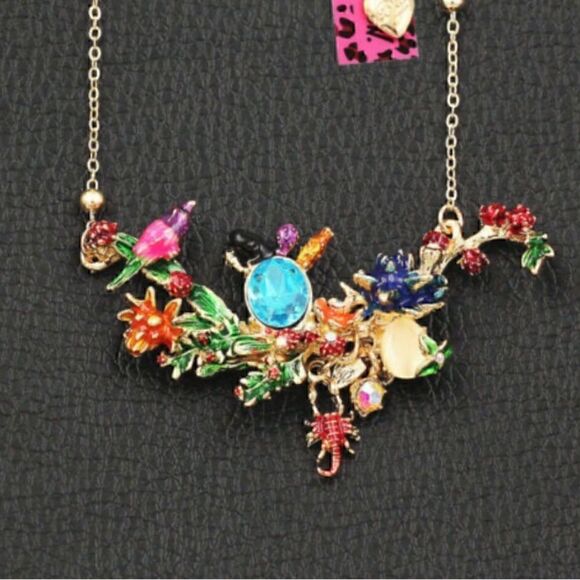 🌻 Betsey Johnson stunning bib style flowered necklace 🌻 - Picture 7 of 9